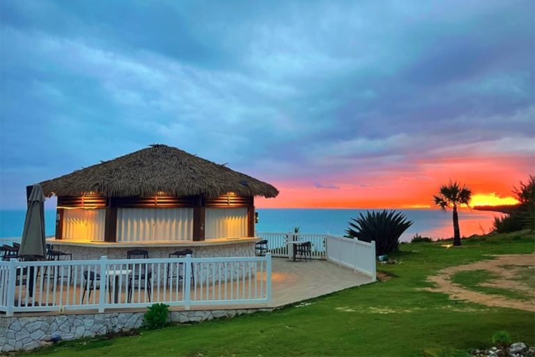 El Karaka Glass Window Bar & Grill